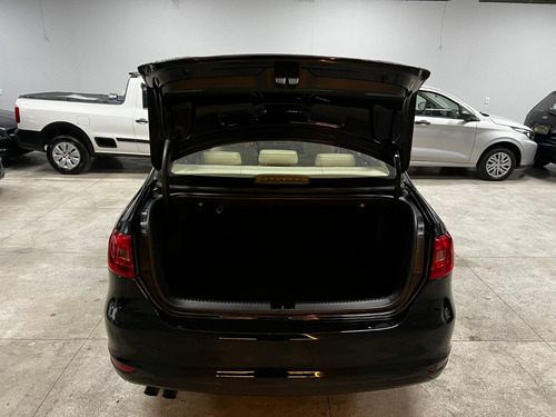 Volkswagen Jetta 2.0 Comfortline Flex 4p Automática