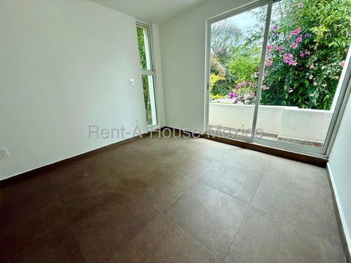 Santa Rosa Jauregui - Casa, Cuarto De Servicio, Sala De Tv, 3 Recámaras. Venta