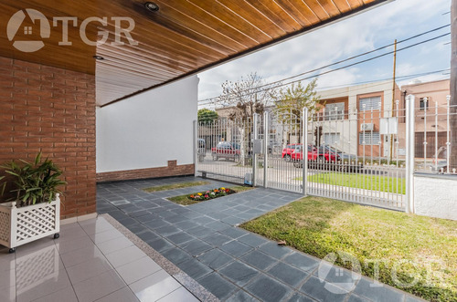 Cálida Casa En Lomas De Zamora Con Diseño Funcional Y Entorno Privilegiado