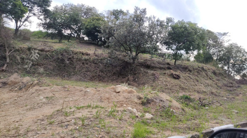 Vende-se Um Terreno Em Condomínio Village D' Atibaia