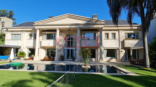 Residencia De Estilo Frances En Zona Privilegiada.