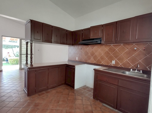 Casa En Un Solo Nivel En Venta En Jardines De Satelite, Cuernavaca Morelos.