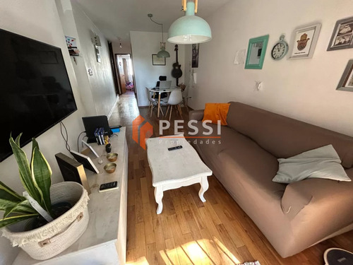 Venta Apartamento 2 Dormitorios Con Amplia Terraza Y Garage En Pocitos