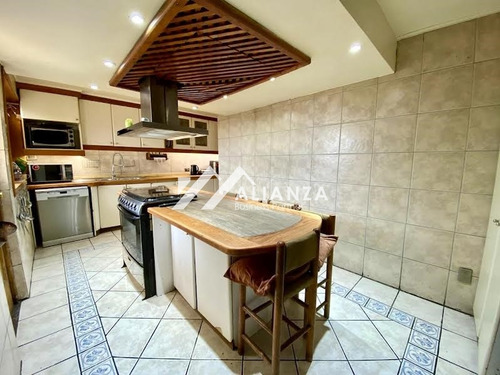 Gran Casa Familiar Con Excelente Ubicación