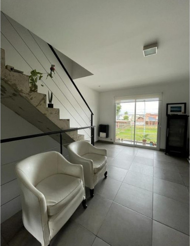 Triplex 2 Dormitorios-garage-patio-moderno