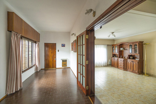 Casa En Venta En Rafael Calzada De 5 Ambientes