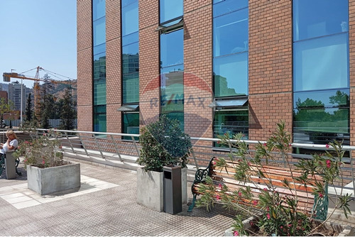 Oficina En Sector Comercial - Las Condes