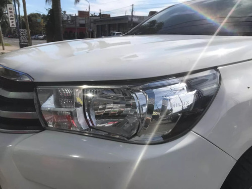 Imagen 5 de 24 de Toyota Hilux 2.8 Cd Srv 177cv 4x4 Mt2017