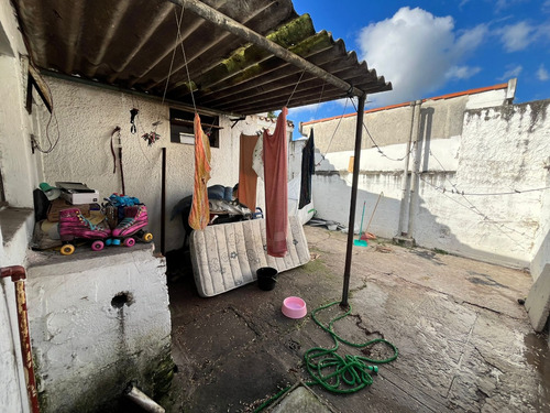 Casa Y 2 Apartamentos Alquilados En El Mismo Padrón Para La Venta. Ideal Para Inversionistas.