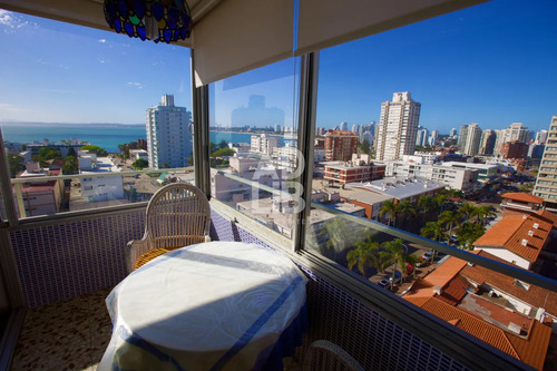 Apto De 2 Dormitorios Y 2 Baños En Edificio Apolo. Piso Alto Y Vista Despejada A Playa Mansa.
