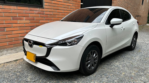 Mazda 2 Sedan Blanco Cara Nueva