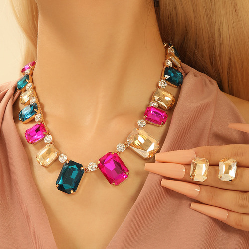 Un Elegante Conjunto De Joyas De Collar For Mujer.