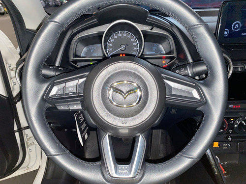 Imagen 19 de 25 de Mazda 2 Sedan