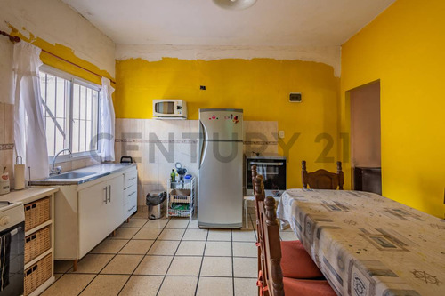 Casa De 3 Ambientes Con Jardín, Patio Y Terraza Lote Propio En Sarandí