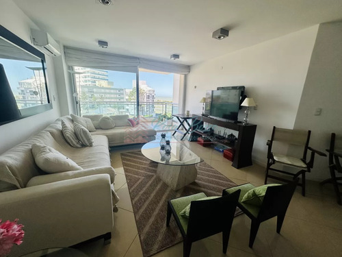 Alquiler De Apartamento De 3 Dormitorios + Dependencia En Amplia Planta En Playa Brava