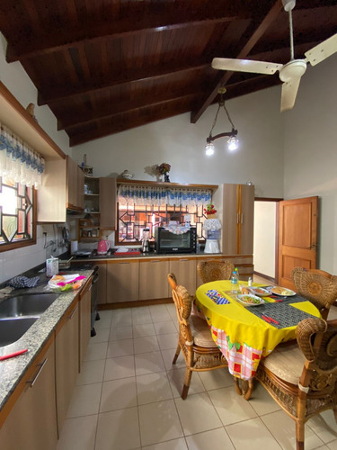 Vendo Casa A Una Cuadra De La Avda. Irrazábal, Centro: 4 Habitaciones Y 4 Baños.