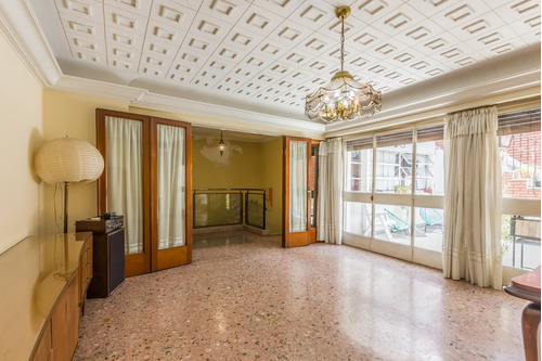 Ph En Piso Con Entrada Independiente De 3 Ambientes, Con Patio, Balcón, Cochera Y Terraza En Venta En Boedo, Caba.
