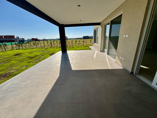 Venta De Casa A Estrenar En Barrio Cerrado Village Joven