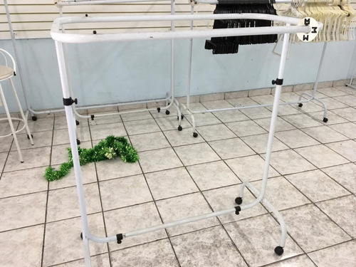 Arara Para Cabides Em Lojas