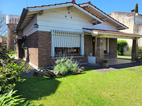 Solido Chalet De 4 Ambientes Con Lote Parquizado