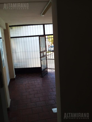 Imagen 4 de 10 de Local O Depósito En Esquina!