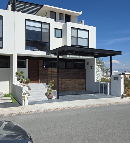 Casa En Venta Con Espacios Amplios (trato Directo)