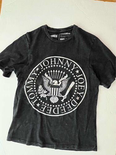 Remera Negra Batik Con Inscripción De Los Ramones A Estrenar