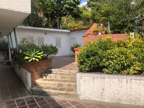 Estupendo Edificio De 3 Plantas Con 3 Apartamentos. Ideal Para Un Grupo Familiar
