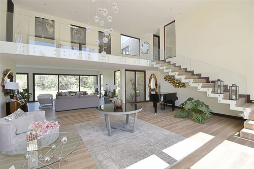Casa En Venta De 5 Dorm. En Colina