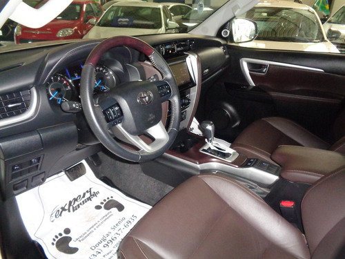 Imagem 5 de 15 de Toyota Hilux Sw4 2.7 Flex Srv 4x2 Aut. 7 Lugares