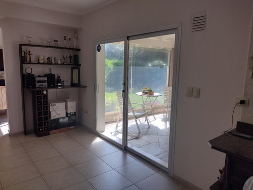 Casa Impecable Estado En Country, Desarrollada En 2 Plantas Con Piscina. Terreno 800 M2.