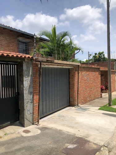 En Venta Bella Casa 563m²t Y 440m² C-5h+4b+1hs+1bs+piscina- T. Club Hipico