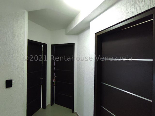 Maria Elena Latouche Se Vende Townhouse Imponente En Mañongo Completamente Amoblado. Planta 100% Y Pozo. Ven Visítalo !! Mels 23-21578