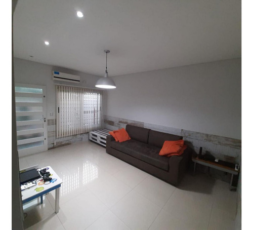 Departamento Tipo Casa Al Contrafrente De 4 Ambientes Con 2 Baños, Jardin, Quincho Y Parrilla ,