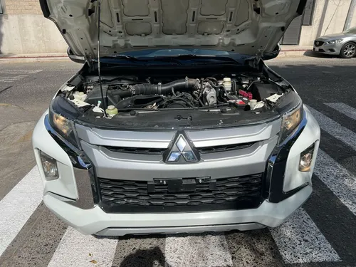 Mitsubishi L200 2.4 Cabina Doble 4x2 Mt