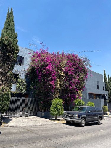 Casa En Cerrada Con Jardín, Seguridad Y Espacios Muy Amplios