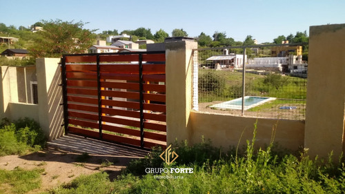 Venta De 4 Casas Con 2 Piletas Y Local En Cosquín, Cba.
