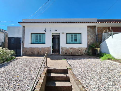 Casa Dos Dormitorios A Estrenar Con Jardín, Cerramiento Perimetral, Cochera Y Gran Fondo Con Parrillero