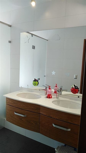 Casa En Venta De 5 Dorm. En Lo Barnechea