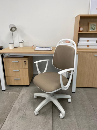 Silla de escritorio Diva ergonómica beige y blanca con tapizado de marathon