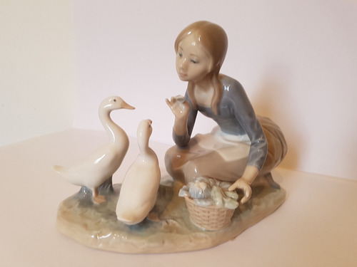 Porcelana Lladro - Niña Con Patos (detalle)