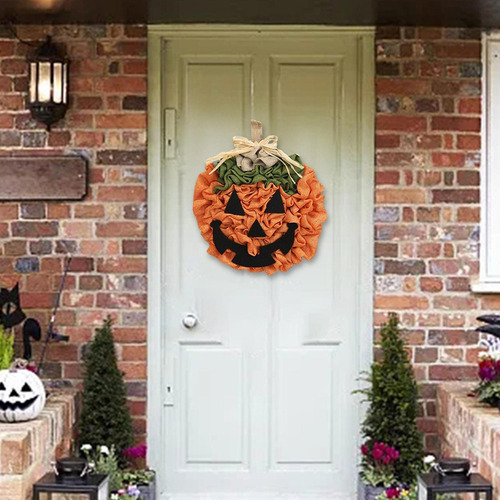 A Corona De Calabaza For Colgar En La Puerta De Halloween