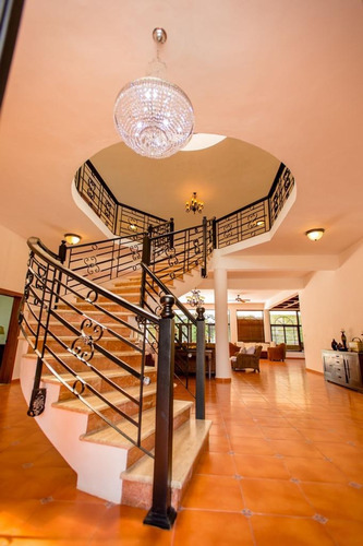 Vendo Magnífica Villa En Metro Country Club, Una Mansión De Lujo En Juan Dolió, República Dominicana