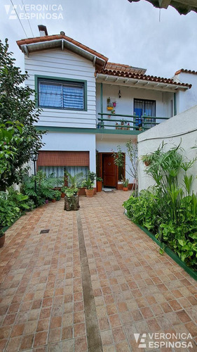 Casa En Venta En Villa Luzuriaga, 5 Ambientes