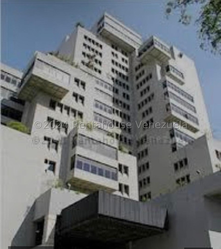 En Venta Ilumanada Y Centrica Oficina - Urb. Chacao.