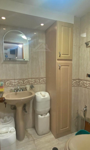 Se Vende Oficina Comercial , Centro Comercial Plaza Mayor, Lecheria. Anzoategui