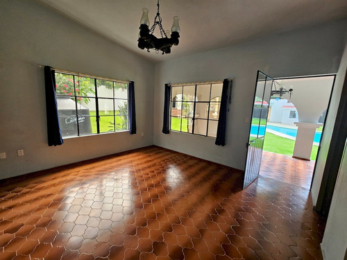 Casa Sola En Venta En Un Solo Nivel En Jardines De Cuernavaca.