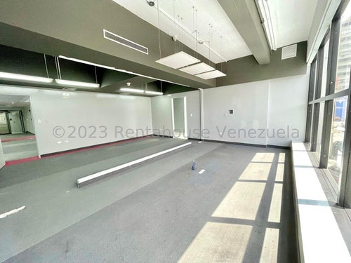 Se Alquila Hermoso Edificio Comercial Ubicado A Pie De Calle En Chacao