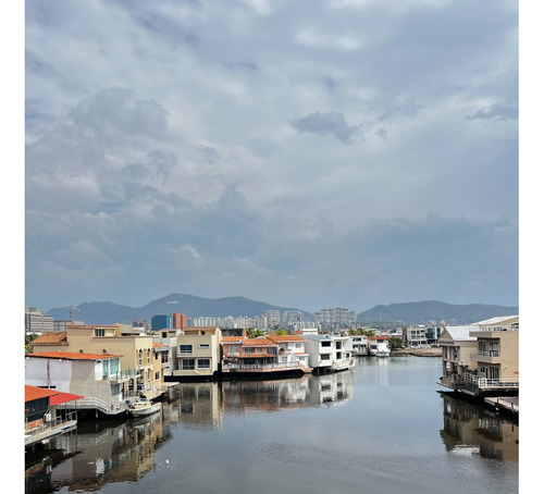 Amplia Casa Bote En Alquiler Con Muelle. Rosa Maria Evergreen