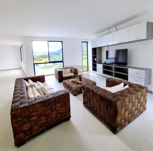 Calima. 3.685 M2, Finca En Venta